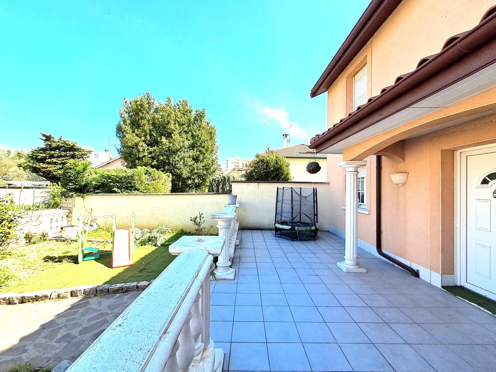 Maison de 185 m² à DECINES CHARPIEU