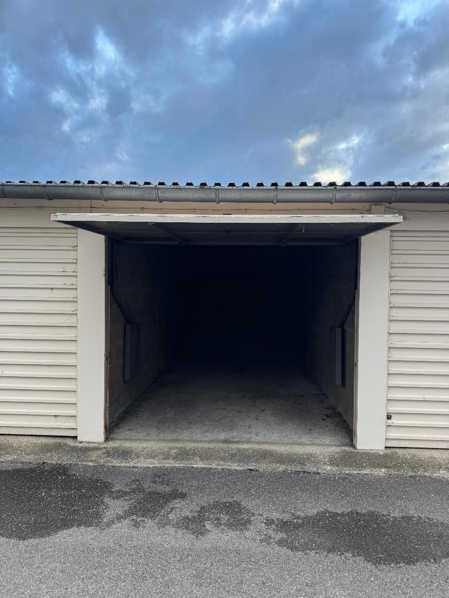 Garage / box à MEYZIEU