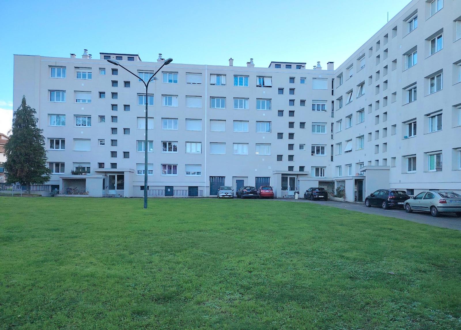 Appartement à rénover de 76 m² à DECINES CHARPIEU