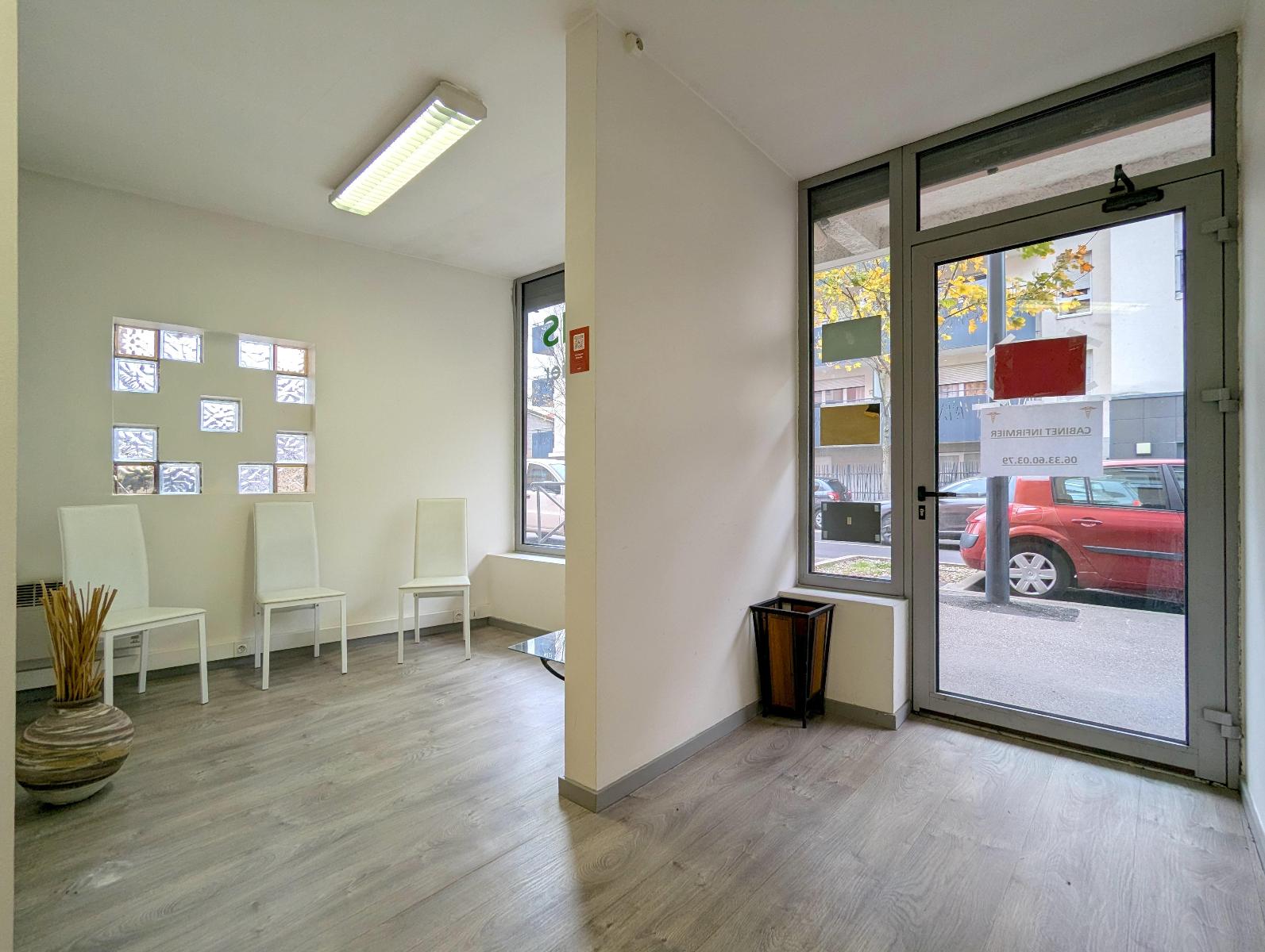 Boutique de 48 m² à DECINES CHARPIEU