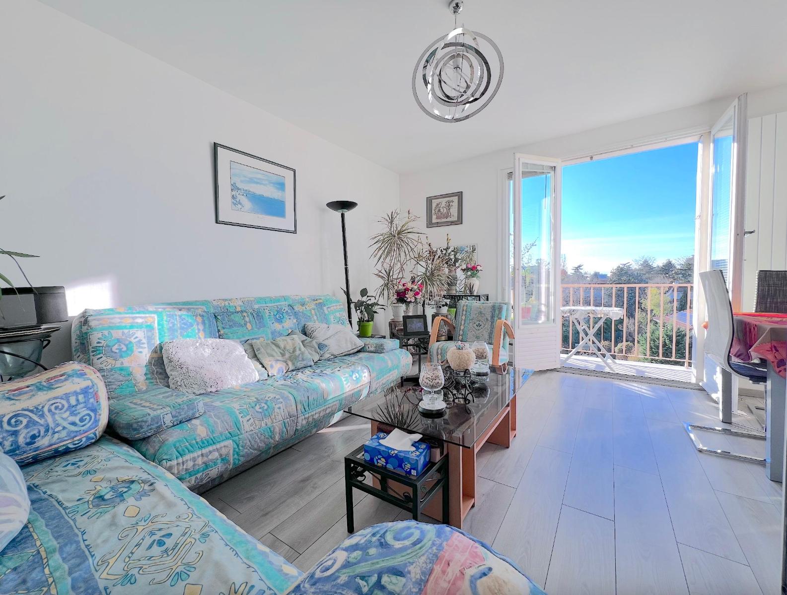 Appartement rénové de 49 m² à DECINES CHARPIEU