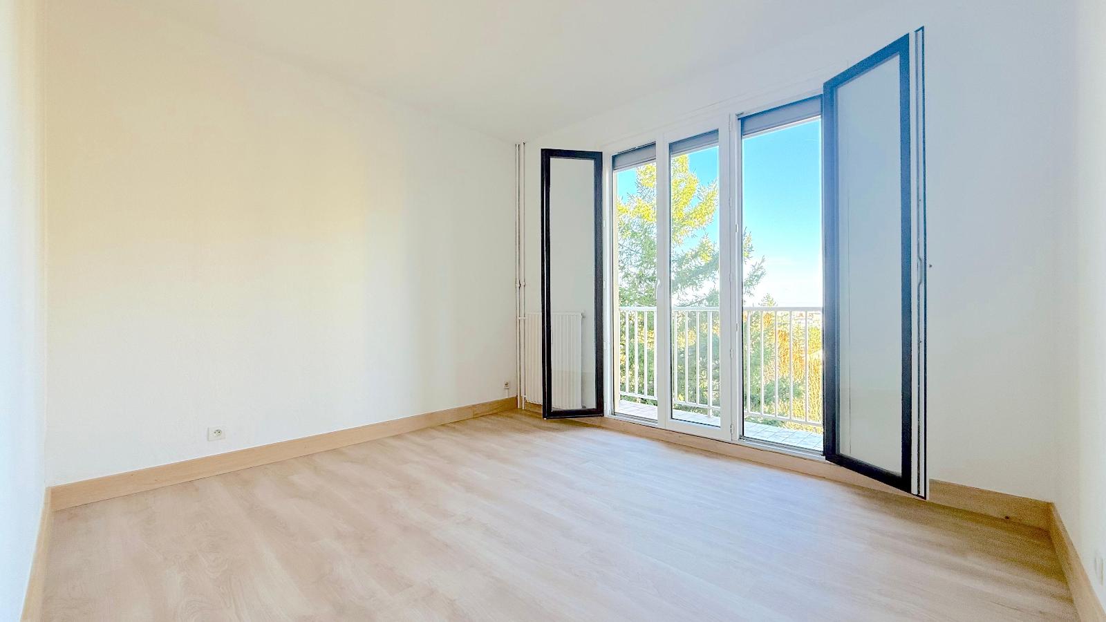 Appartement rénové de 62 m² à DECINES CHARPIEU