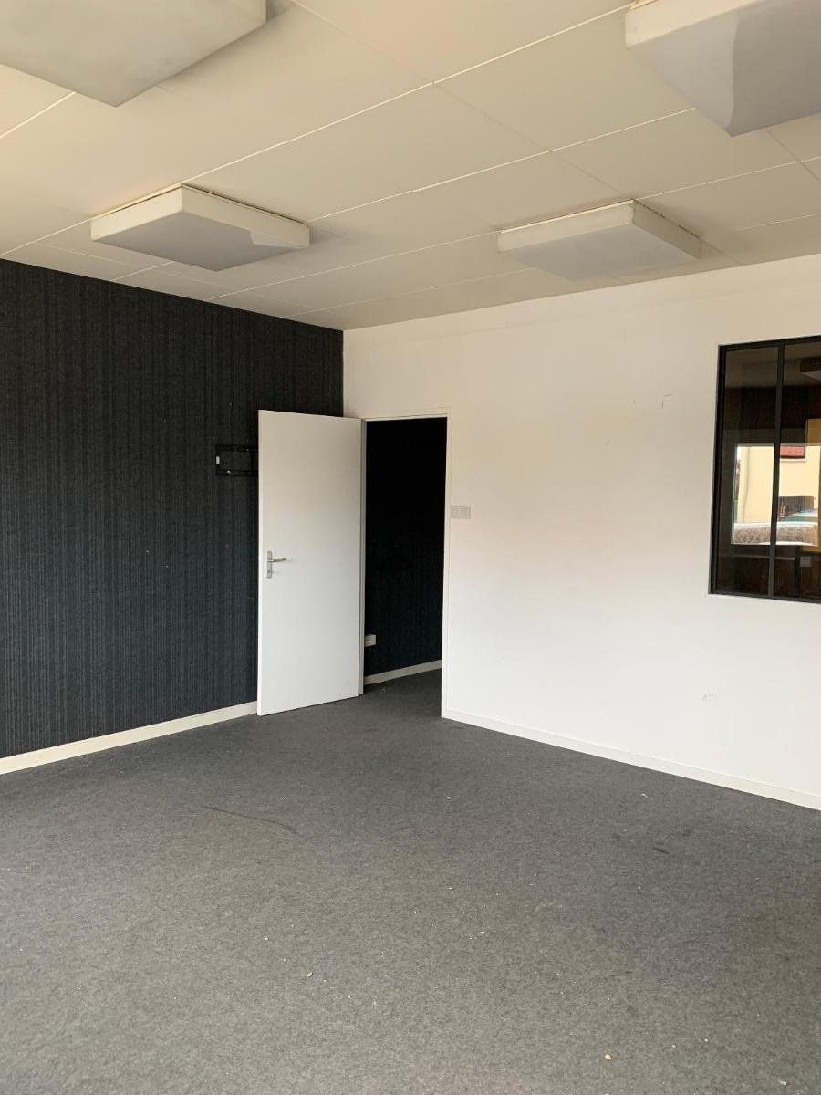 Locaux professionnels de 100 m² à DECINES CHARPIEU