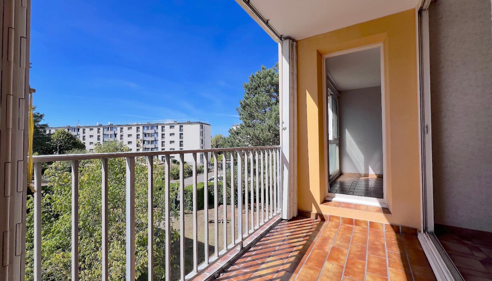 Appartement à rénover de 67 m² à DECINES CHARPIEU